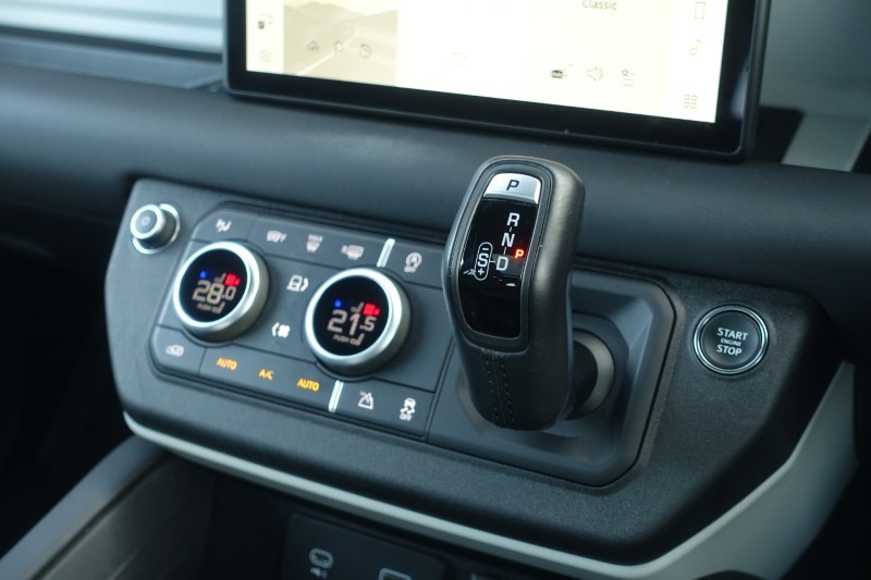 2024 (24) LAND ROVER DEFENDER 3.0 D300 X-Dynamic SE 110 5dr Auto 5117461