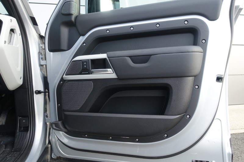 2024 (24) LAND ROVER DEFENDER 3.0 D300 X-Dynamic SE 110 5dr Auto 5117498