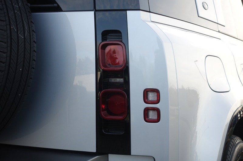 2024 (24) LAND ROVER DEFENDER 3.0 D300 X-Dynamic SE 110 5dr Auto 5117473