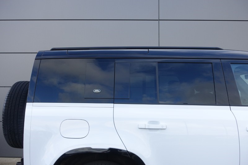 2022 (72) LAND ROVER DEFENDER 3.0 D300 X-Dynamic HSE 110 5dr Auto 5179126