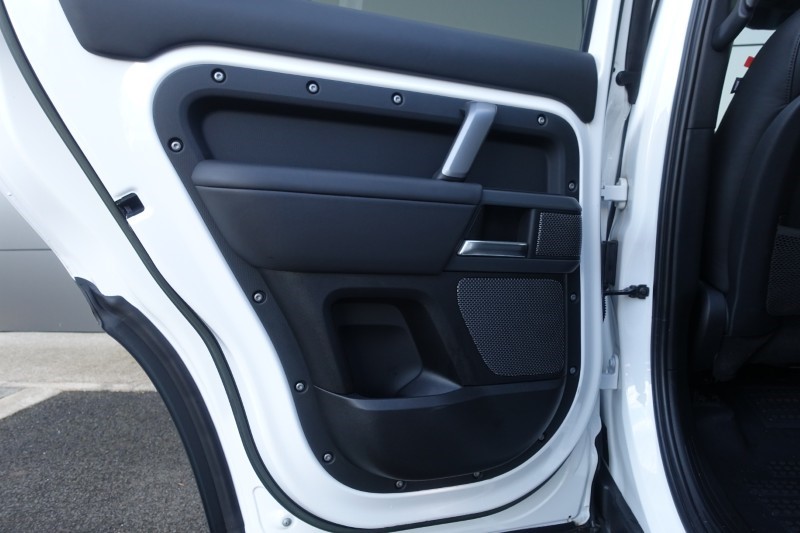 2022 (72) LAND ROVER DEFENDER 3.0 D300 X-Dynamic HSE 110 5dr Auto 5179157