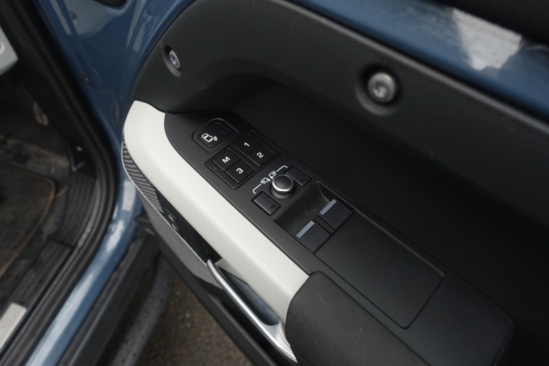 2022 (22) LAND ROVER DEFENDER 3.0 D250 X-Dynamic SE 90 3dr Auto 5256103