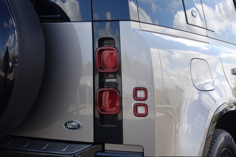 2023 (23) LAND ROVER DEFENDER 3.0 D300 X-Dynamic HSE 110 5dr Auto 5318933