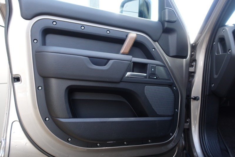 2023 (23) LAND ROVER DEFENDER 3.0 D300 X-Dynamic HSE 110 5dr Auto 5318973