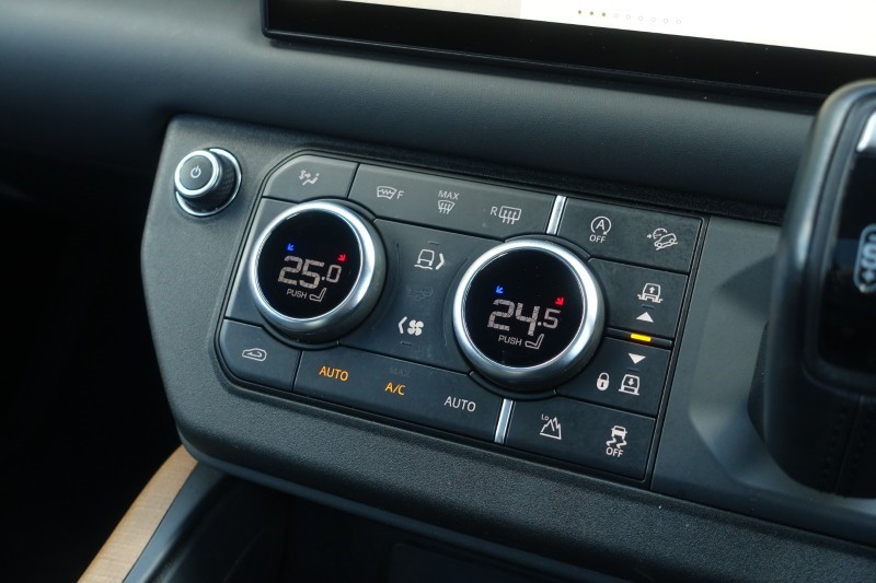 2023 (23) LAND ROVER DEFENDER 3.0 D300 X-Dynamic HSE 110 5dr Auto 5318957