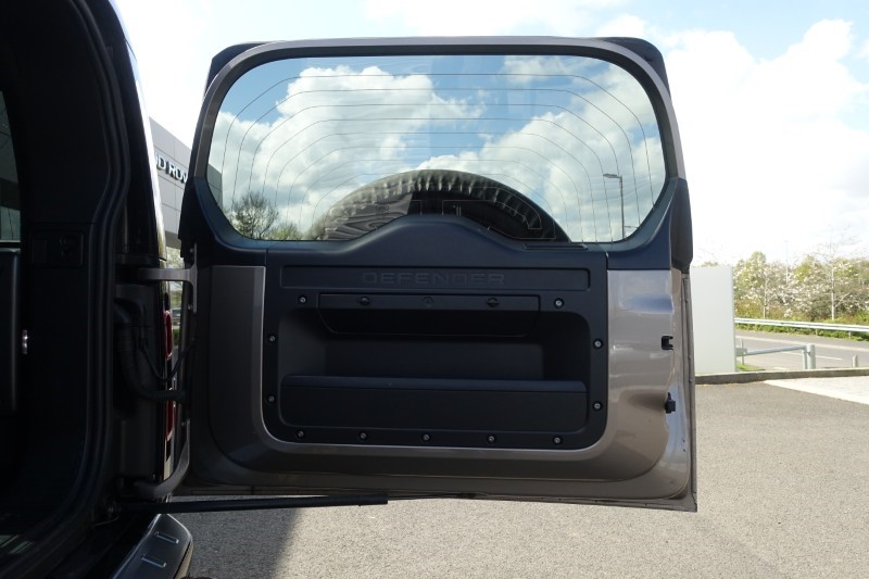 2023 (23) LAND ROVER DEFENDER 3.0 D300 X-Dynamic HSE 110 5dr Auto 5318940