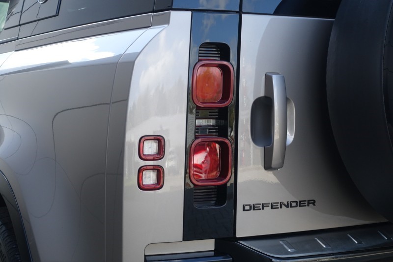 2023 (23) LAND ROVER DEFENDER 3.0 D300 X-Dynamic HSE 110 5dr Auto 5318926