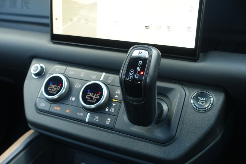 2023 (23) LAND ROVER DEFENDER 3.0 D300 X-Dynamic HSE 110 5dr Auto 5318920