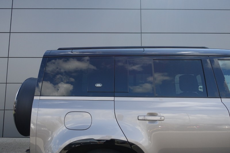 2023 (23) LAND ROVER DEFENDER 3.0 D300 X-Dynamic HSE 110 5dr Auto 5318930