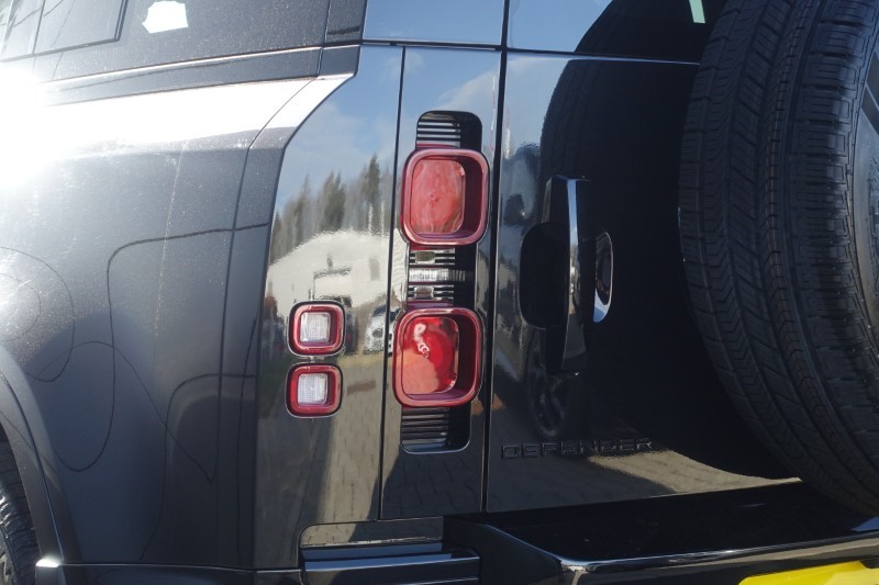 2025 (25) LAND ROVER DEFENDER 3.0 D350 X-Dynamic HSE 110 5dr Auto 5190183