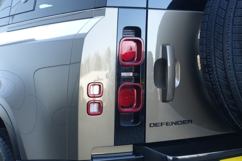 2023 (23) LAND ROVER DEFENDER 3.0 D300 X-Dynamic SE 110 5dr Auto 5149837