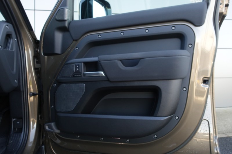 2023 (23) LAND ROVER DEFENDER 3.0 D300 X-Dynamic SE 110 5dr Auto 5149870