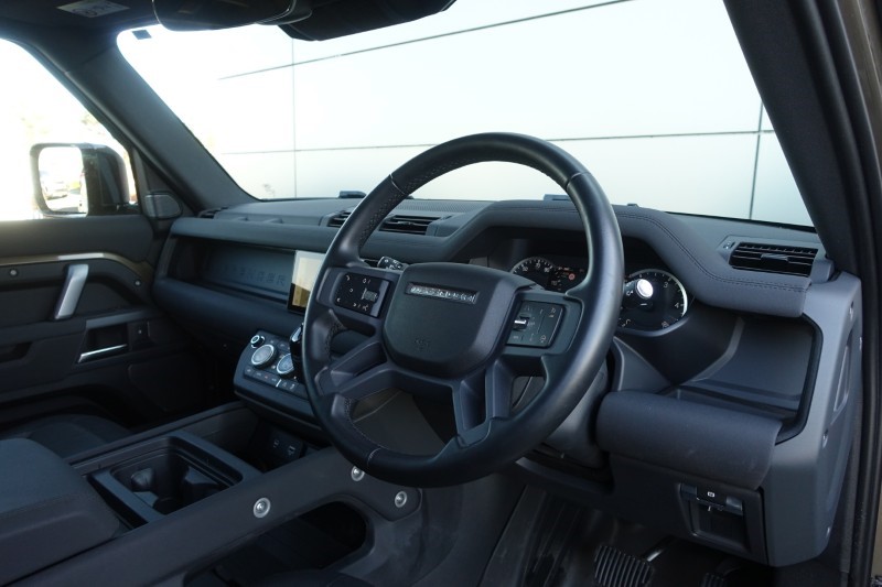 2023 (23) LAND ROVER DEFENDER 3.0 D300 X-Dynamic SE 110 5dr Auto 5149865