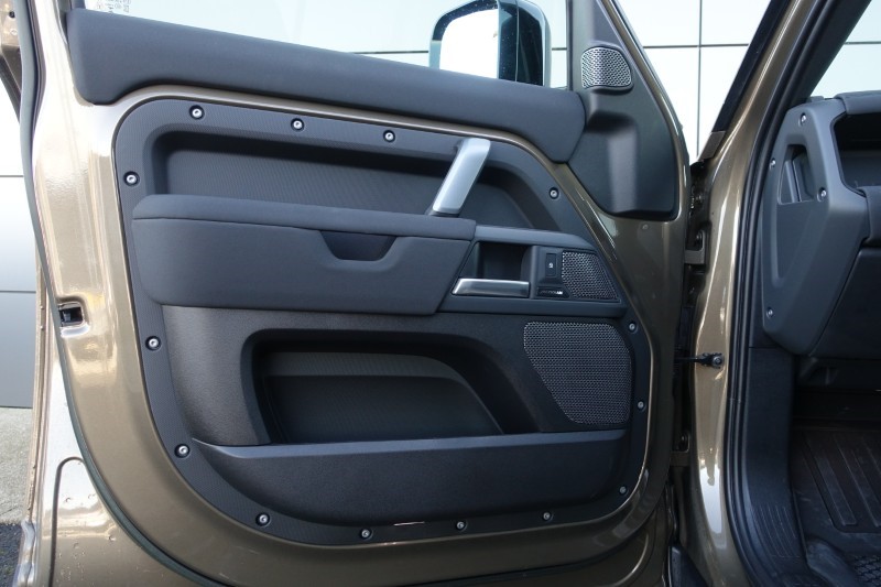 2023 (23) LAND ROVER DEFENDER 3.0 D300 X-Dynamic SE 110 5dr Auto 5149880