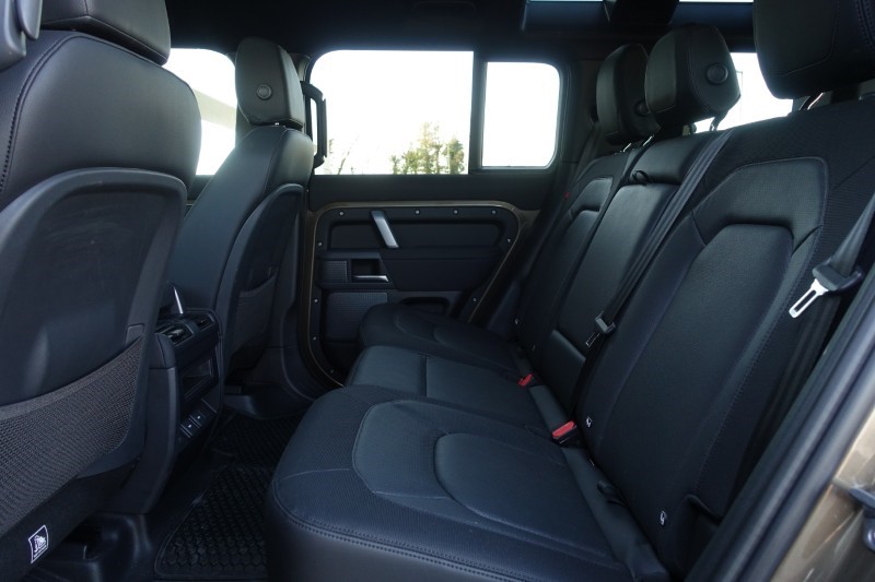 2023 (23) LAND ROVER DEFENDER 3.0 D300 X-Dynamic SE 110 5dr Auto 5149822