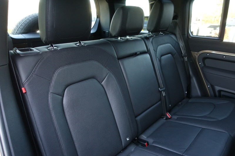 2023 (23) LAND ROVER DEFENDER 3.0 D300 X-Dynamic SE 110 5dr Auto 5149875