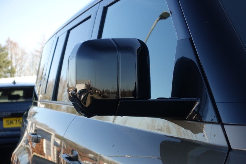 2023 (23) LAND ROVER DEFENDER 3.0 D300 X-Dynamic SE 110 5dr Auto 5149841