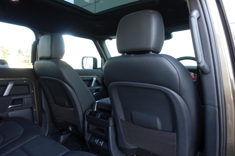 2023 (23) LAND ROVER DEFENDER 3.0 D300 X-Dynamic SE 110 5dr Auto 5149874