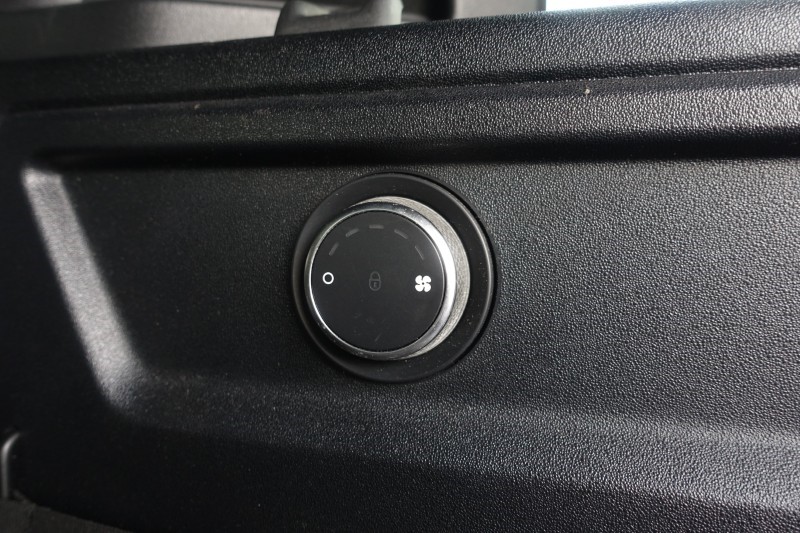 2021 (21) LAND ROVER DEFENDER 3.0 D300 X-Dynamic HSE 110 5dr Auto [7 Seat] 5644465
