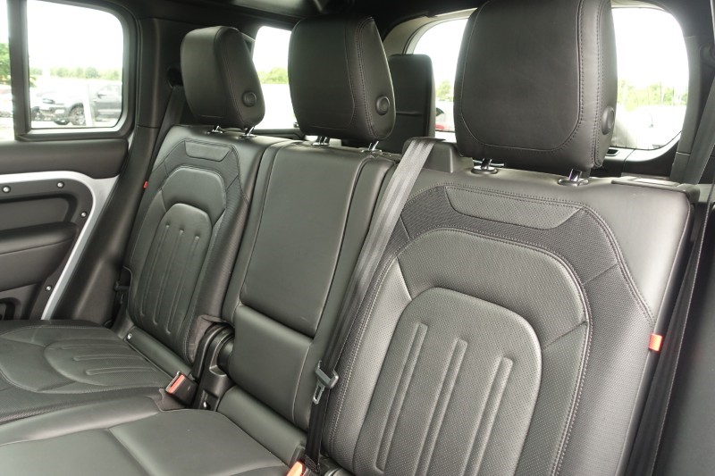 2021 (21) LAND ROVER DEFENDER 3.0 D300 X-Dynamic HSE 110 5dr Auto [7 Seat] 5644498
