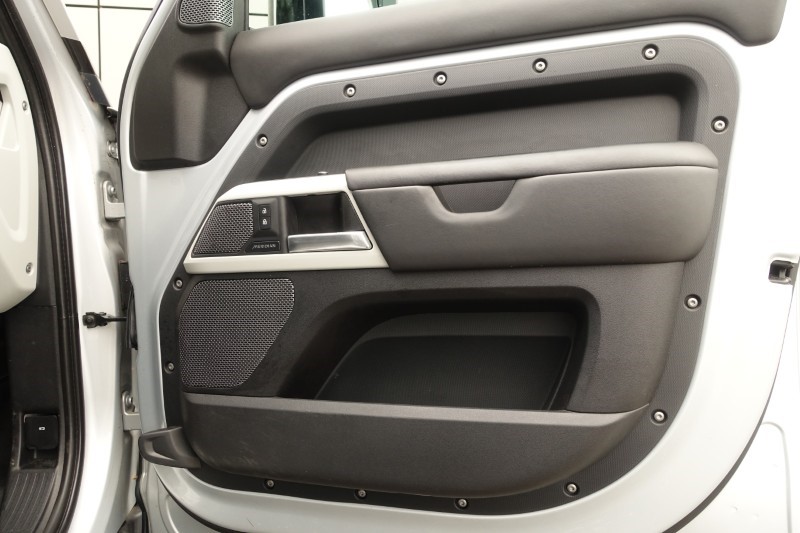 2021 (21) LAND ROVER DEFENDER 3.0 D300 X-Dynamic HSE 110 5dr Auto [7 Seat] 5644487