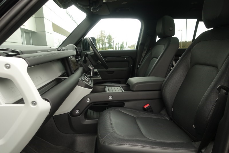 2024 (24) LAND ROVER DEFENDER 3.0 D300 X-Dynamic SE 110 5dr Auto 5195166