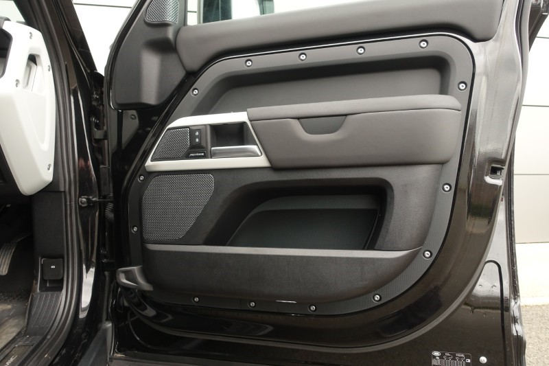 2024 (24) LAND ROVER DEFENDER 3.0 D300 X-Dynamic SE 110 5dr Auto 5195217