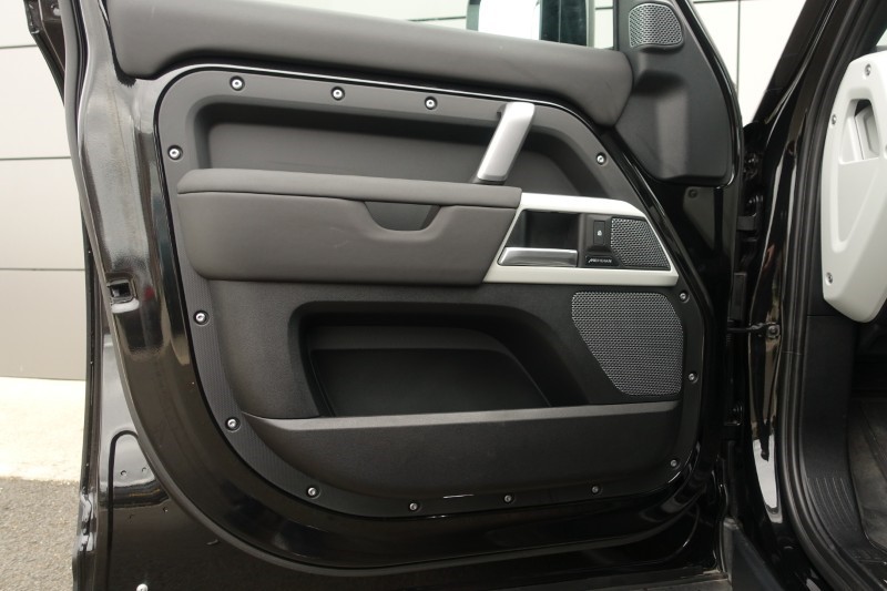 2024 (24) LAND ROVER DEFENDER 3.0 D300 X-Dynamic SE 110 5dr Auto 5195227