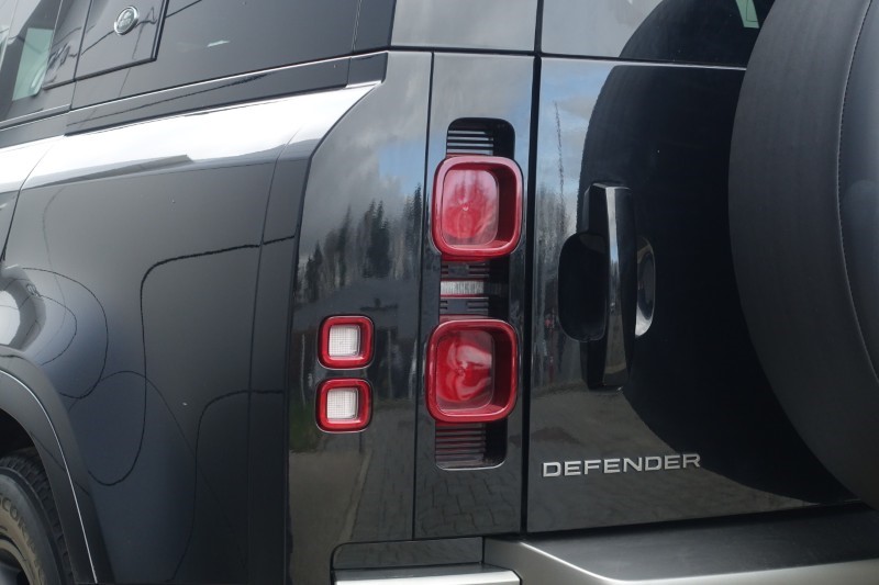 2024 (24) LAND ROVER DEFENDER 3.0 D300 X-Dynamic SE 110 5dr Auto 5195182