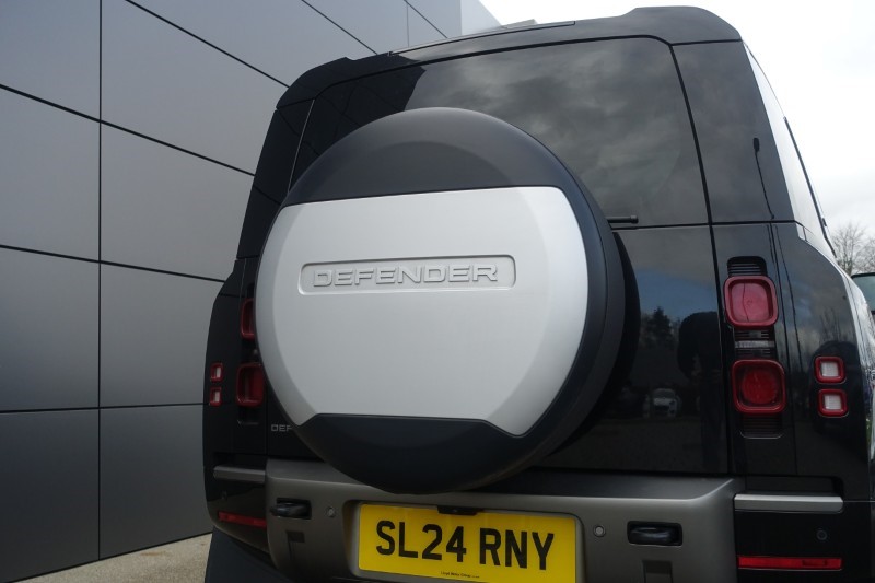 2024 (24) LAND ROVER DEFENDER 3.0 D300 X-Dynamic SE 110 5dr Auto 5195190