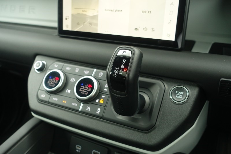 2024 (24) LAND ROVER DEFENDER 3.0 D300 X-Dynamic SE 110 5dr Auto 5195176