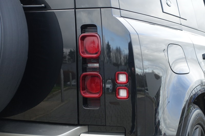 2024 (24) LAND ROVER DEFENDER 3.0 D300 X-Dynamic SE 110 5dr Auto 5195189