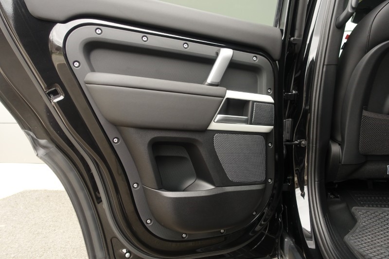 2024 (24) LAND ROVER DEFENDER 3.0 D300 X-Dynamic SE 110 5dr Auto 5195224