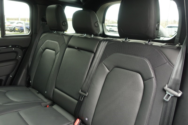 2024 (24) LAND ROVER DEFENDER 3.0 D300 X-Dynamic SE 110 5dr Auto 5195226