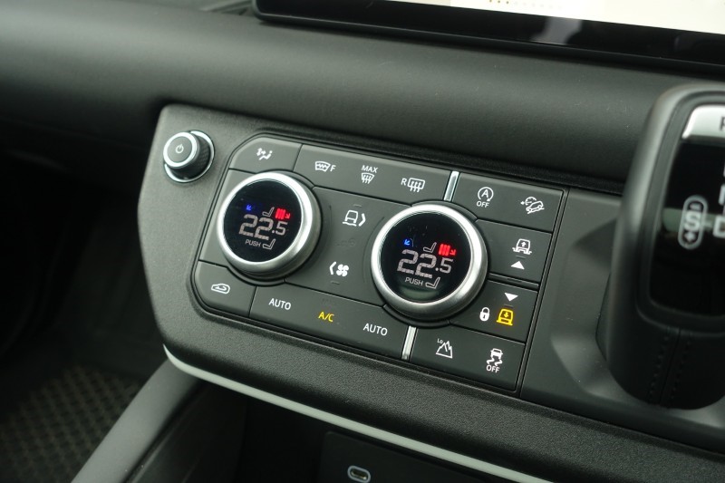 2024 (24) LAND ROVER DEFENDER 3.0 D300 X-Dynamic SE 110 5dr Auto 5195211