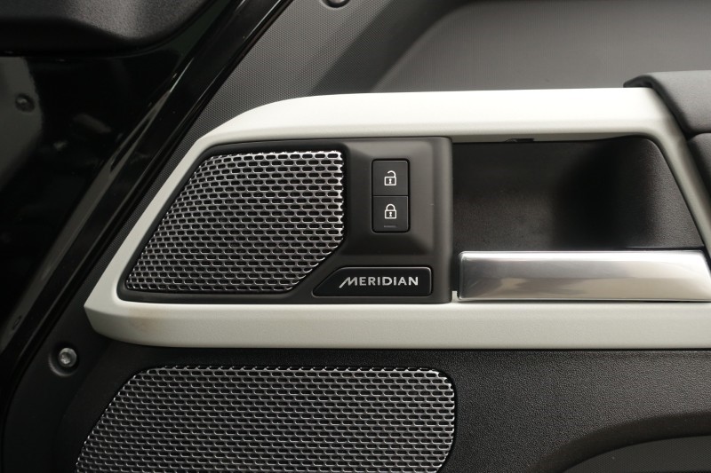 2024 (24) LAND ROVER DEFENDER 3.0 D300 X-Dynamic SE 110 5dr Auto 5195218