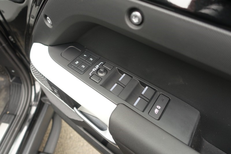 2024 (24) LAND ROVER DEFENDER 3.0 D300 X-Dynamic SE 110 5dr Auto 5195219