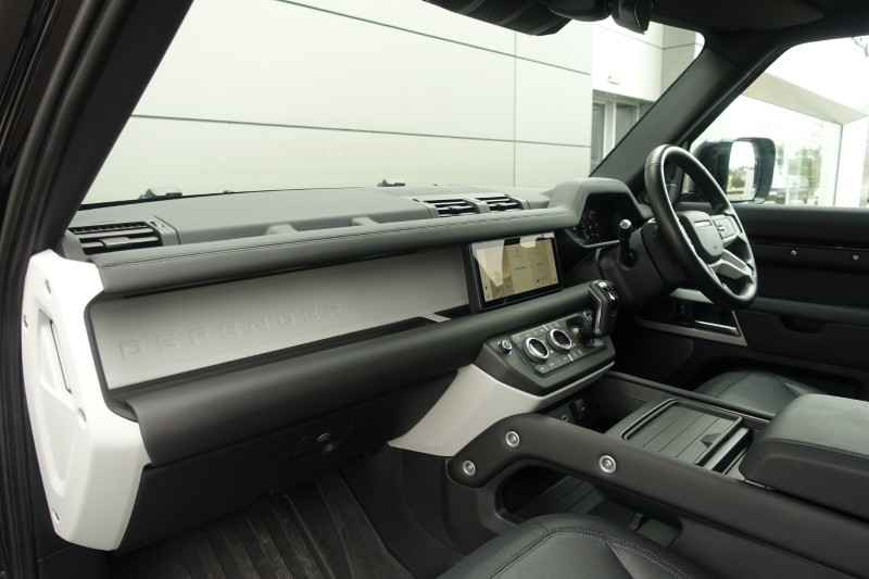 2024 (24) LAND ROVER DEFENDER 3.0 D300 X-Dynamic SE 110 5dr Auto 5195228