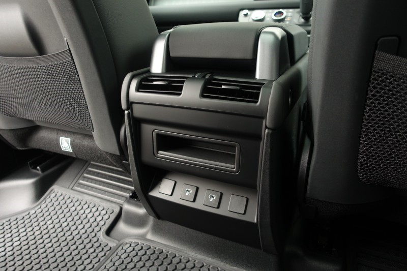 2024 (24) LAND ROVER DEFENDER 3.0 D300 X-Dynamic SE 110 5dr Auto 5195181