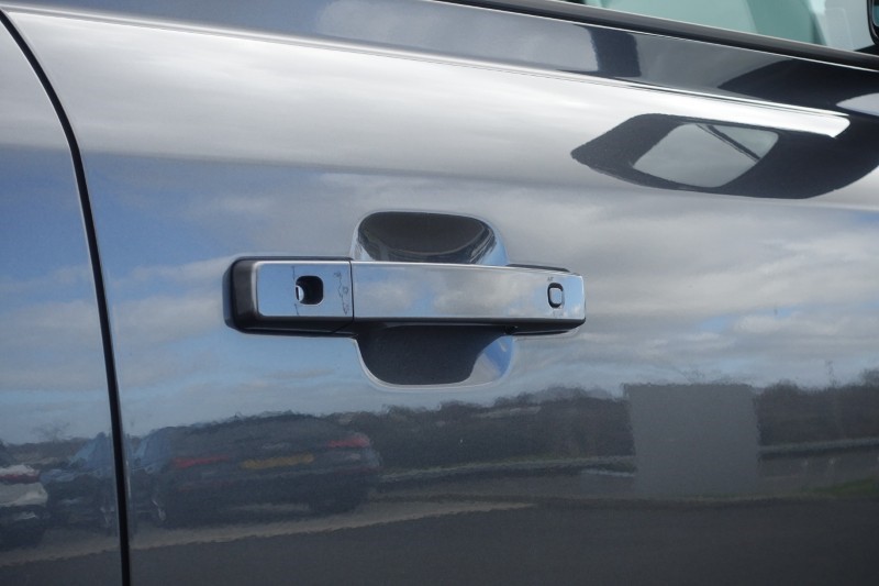 2023 (73) LAND ROVER DEFENDER 3.0 D300 X-Dynamic HSE 130 5dr Auto [8 Seat] 5234838