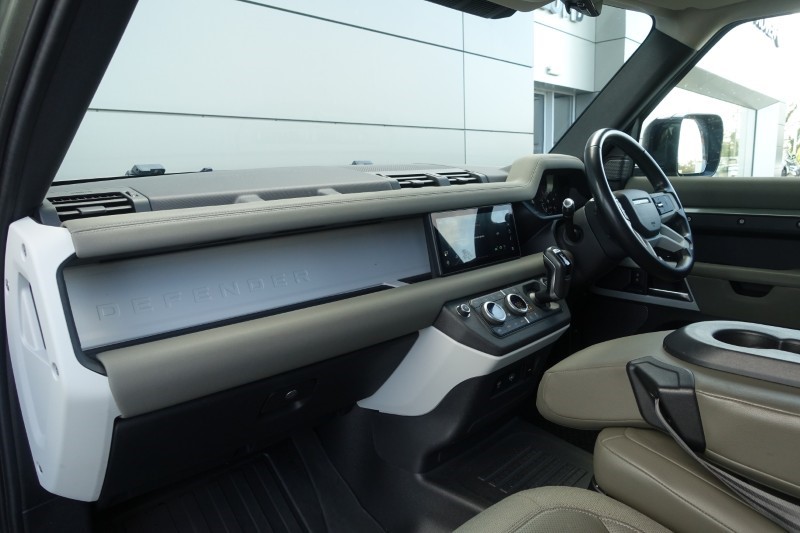 2020 (70) LAND ROVER DEFENDER 2.0 D240 SE 110 5dr Auto [6 Seat] 5228695