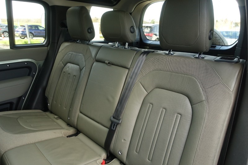 2020 (70) LAND ROVER DEFENDER 2.0 D240 SE 110 5dr Auto [6 Seat] 5228693