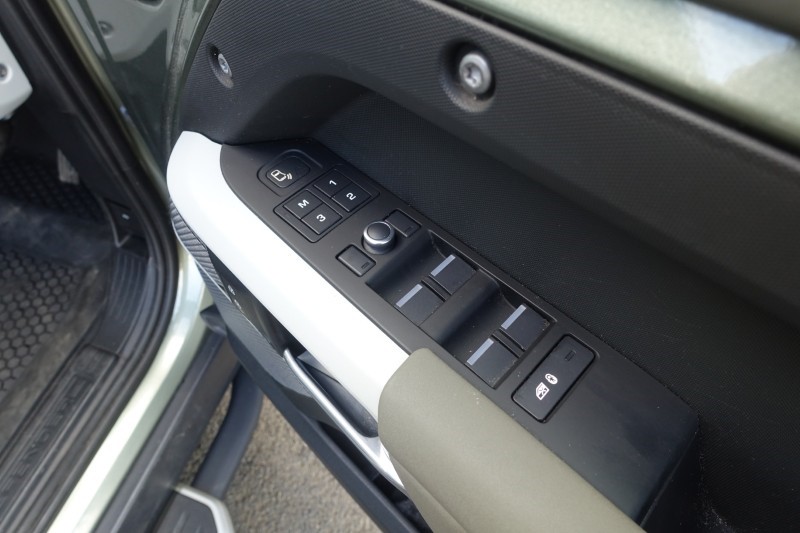 2020 (70) LAND ROVER DEFENDER 2.0 D240 SE 110 5dr Auto [6 Seat] 5228685