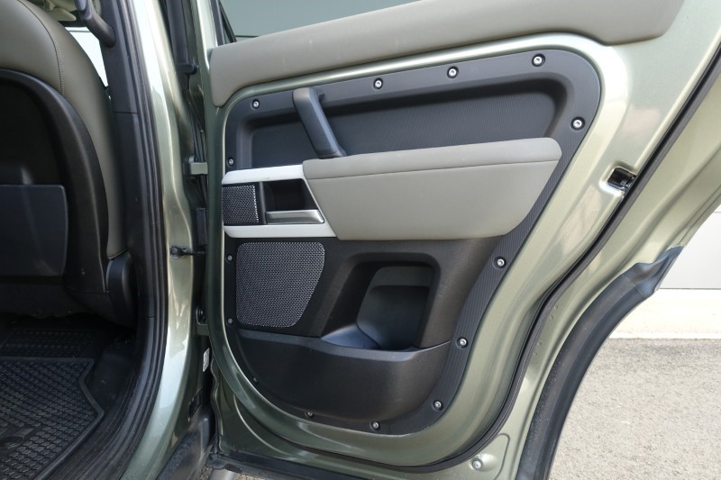 2020 (70) LAND ROVER DEFENDER 2.0 D240 SE 110 5dr Auto [6 Seat] 5228686