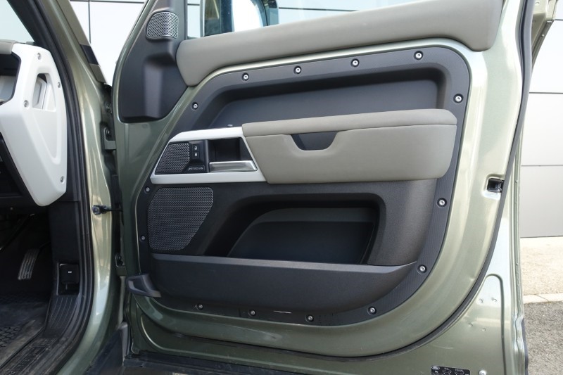 2020 (70) LAND ROVER DEFENDER 2.0 D240 SE 110 5dr Auto [6 Seat] 5228683