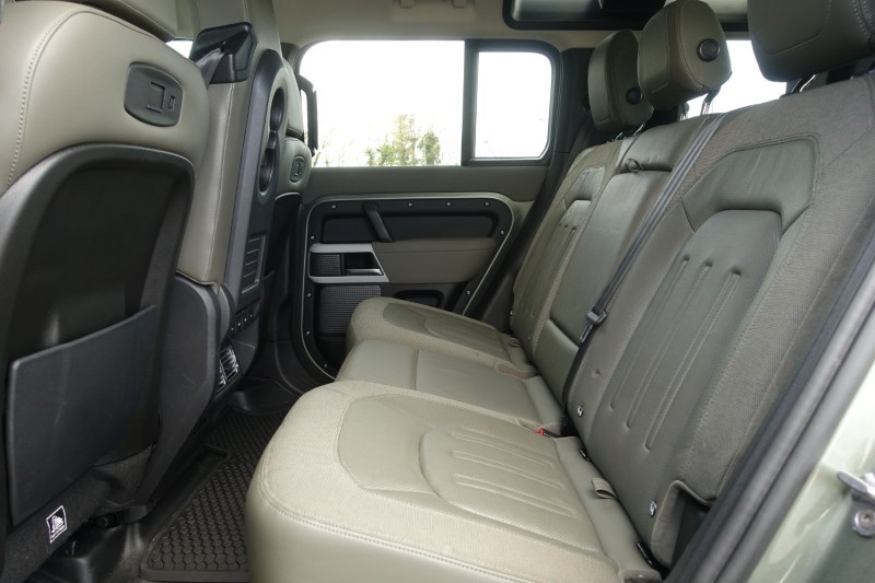 2020 (70) LAND ROVER DEFENDER 2.0 D240 SE 110 5dr Auto [6 Seat] 5228634