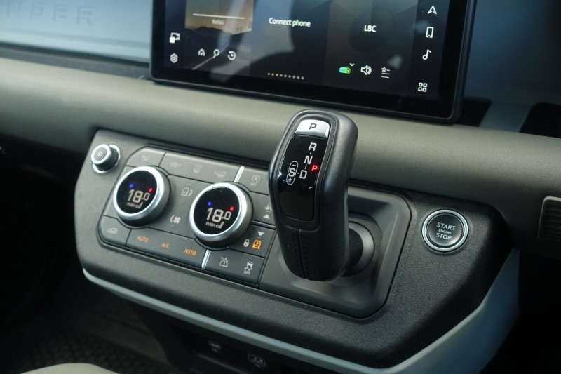 2020 (70) LAND ROVER DEFENDER 2.0 D240 SE 110 5dr Auto [6 Seat] 5228643