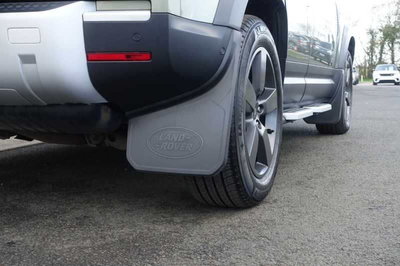 2020 (70) LAND ROVER DEFENDER 2.0 D240 SE 110 5dr Auto [6 Seat] 5228658