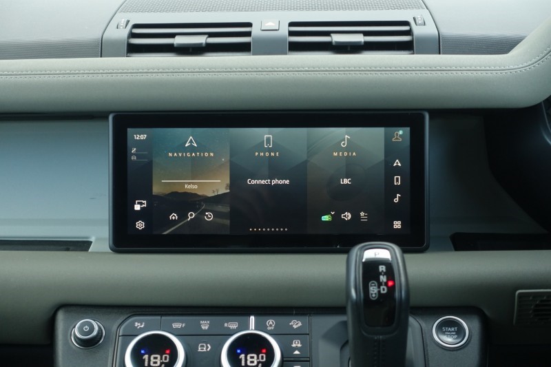 2020 (70) LAND ROVER DEFENDER 2.0 D240 SE 110 5dr Auto [6 Seat] 5228644