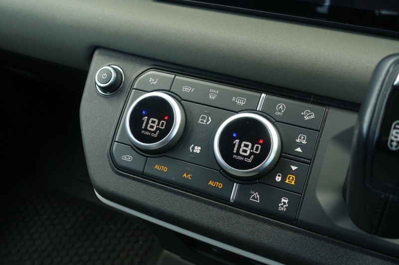 2020 (70) LAND ROVER DEFENDER 2.0 D240 SE 110 5dr Auto [6 Seat] 5228678